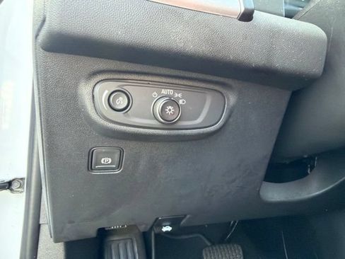 Used 2023 GMC Terrain SLE w/ Driver Convenience Package FWD image 18