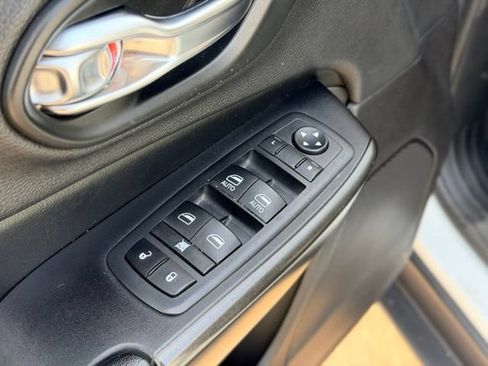 Used 2020 Jeep Cherokee Trailhawk w/ Cold Weather Group AWD/4WD image 19