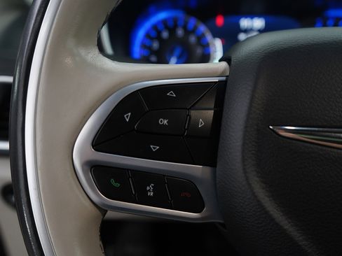 Used 2020 Chrysler Pacifica Limited w/ 8-pass Seating Package image 17