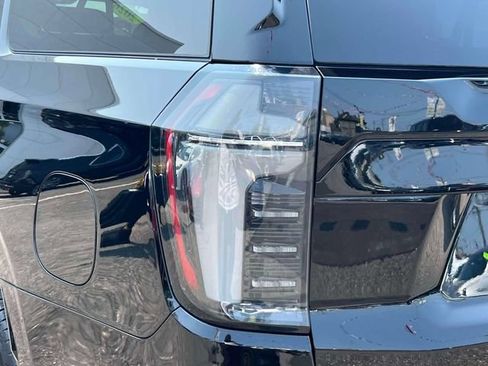 Used 2026 Chevrolet Suburban Premier w/ Sun And Tow Package AWD/4WD image 11