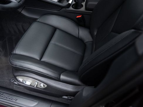 Used 2026 Porsche Macan AWD/4WD image 22