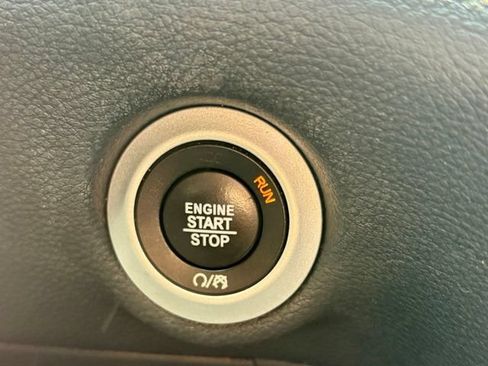 Used 2021 Chrysler Pacifica Touring w/ Uconnect Theater Family Group FWD image 21