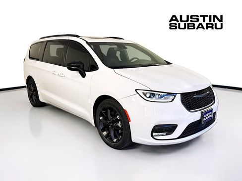 Used 2024 Chrysler Pacifica Limited w/ S Appearance Package image 1