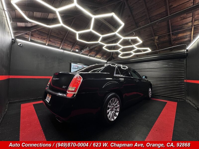 Used 2014 Chrysler 300 RWD image 3