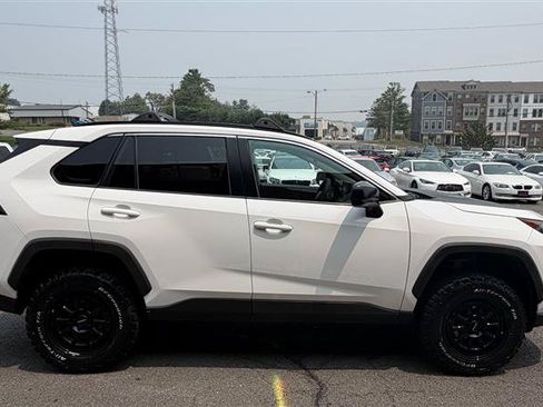 Used 2019 Toyota RAV4 LE FWD image 13