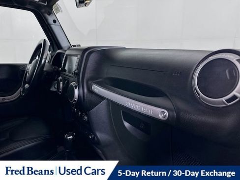 Used 2018 Jeep Wrangler Unlimited Sahara w/ Connectivity Group image 27