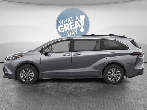 New 2026 Toyota Sienna XLE AWD/4WD image 3