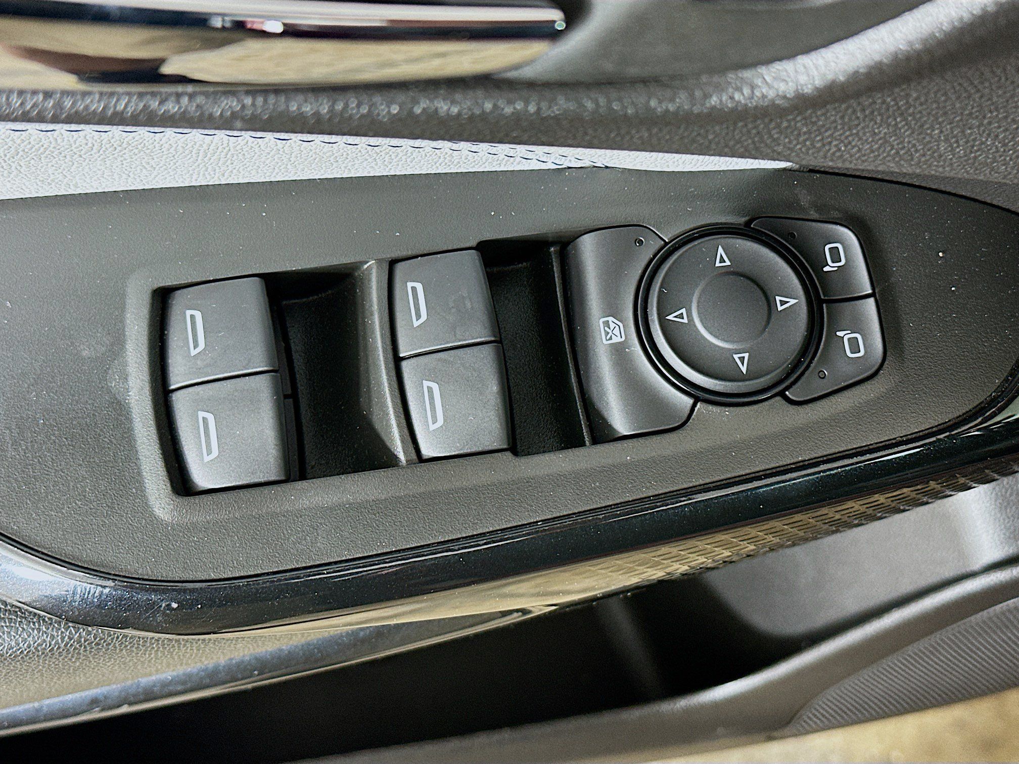 Used 2025 Chevrolet Trax LT FWD image 15