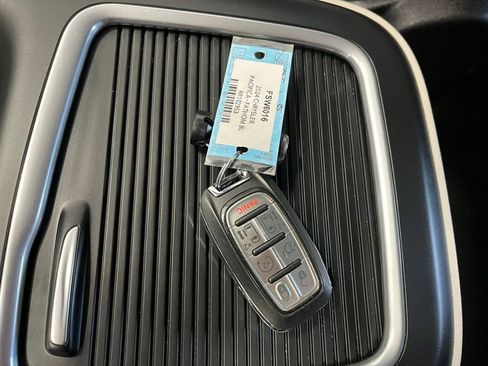 Used 2024 Chrysler Pacifica Select image 35