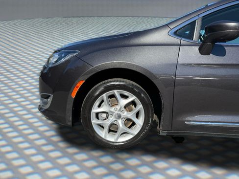 Used 2020 Chrysler Pacifica Touring-L w/ Tire & Wheel Group FWD image 10