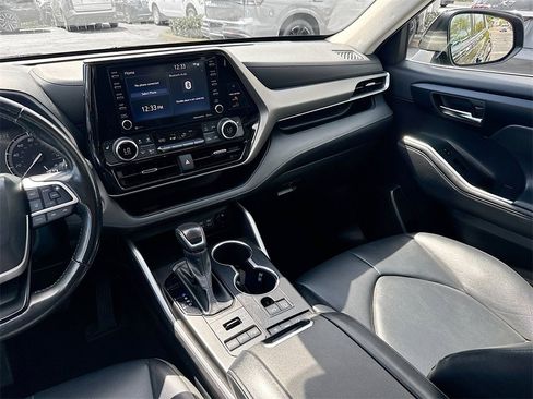 Used 2022 Toyota Highlander XLE image 23