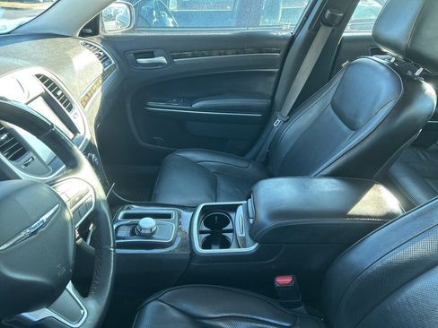 Used 2018 Chrysler 300 Limited image 9