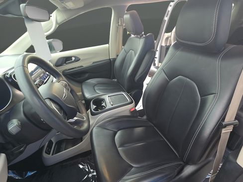 Used 2023 Chrysler Pacifica Touring-L FWD image 10