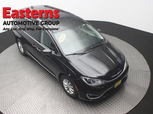 Used 2019 Chrysler Pacifica Touring-L FWD image 3