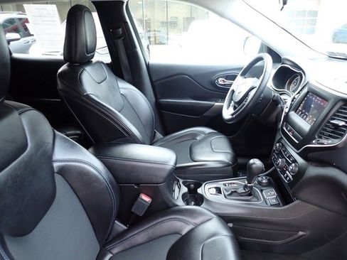 Used 2019 Jeep Cherokee Latitude Plus w/ Cold Weather Group image 3