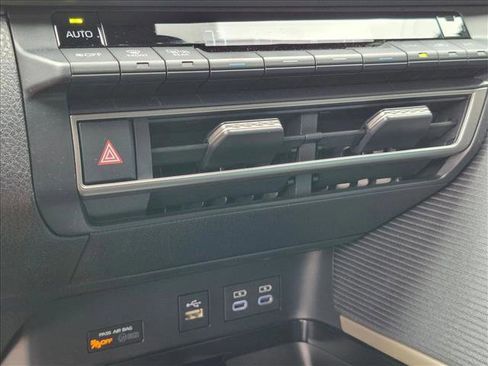 Used 2025 Toyota Camry SE w/ Convenience Package FWD image 11