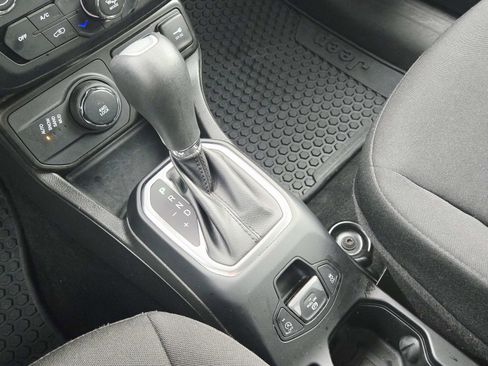 Used 2023 Jeep Renegade Latitude image 32