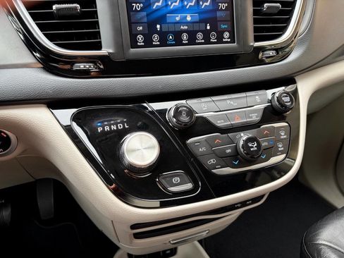 Used 2020 Chrysler Pacifica Touring-L w/ Tire & Wheel Group image 32