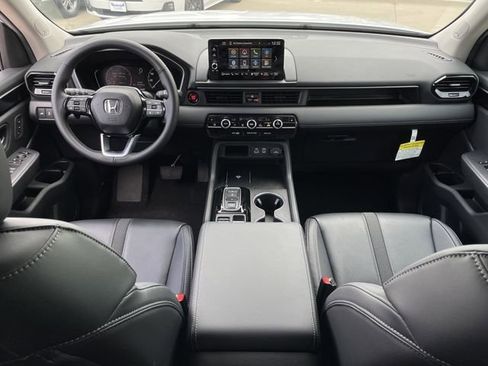 Used 2025 Honda Pilot Touring image 11