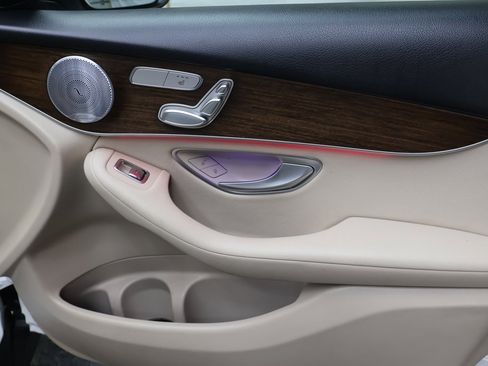 Used 2020 Mercedes-Benz GLC 350e 4MATIC w/ Premium Package image 12