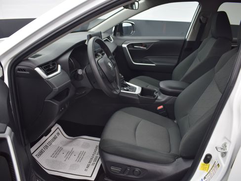 Used 2022 Toyota RAV4 XLE image 13