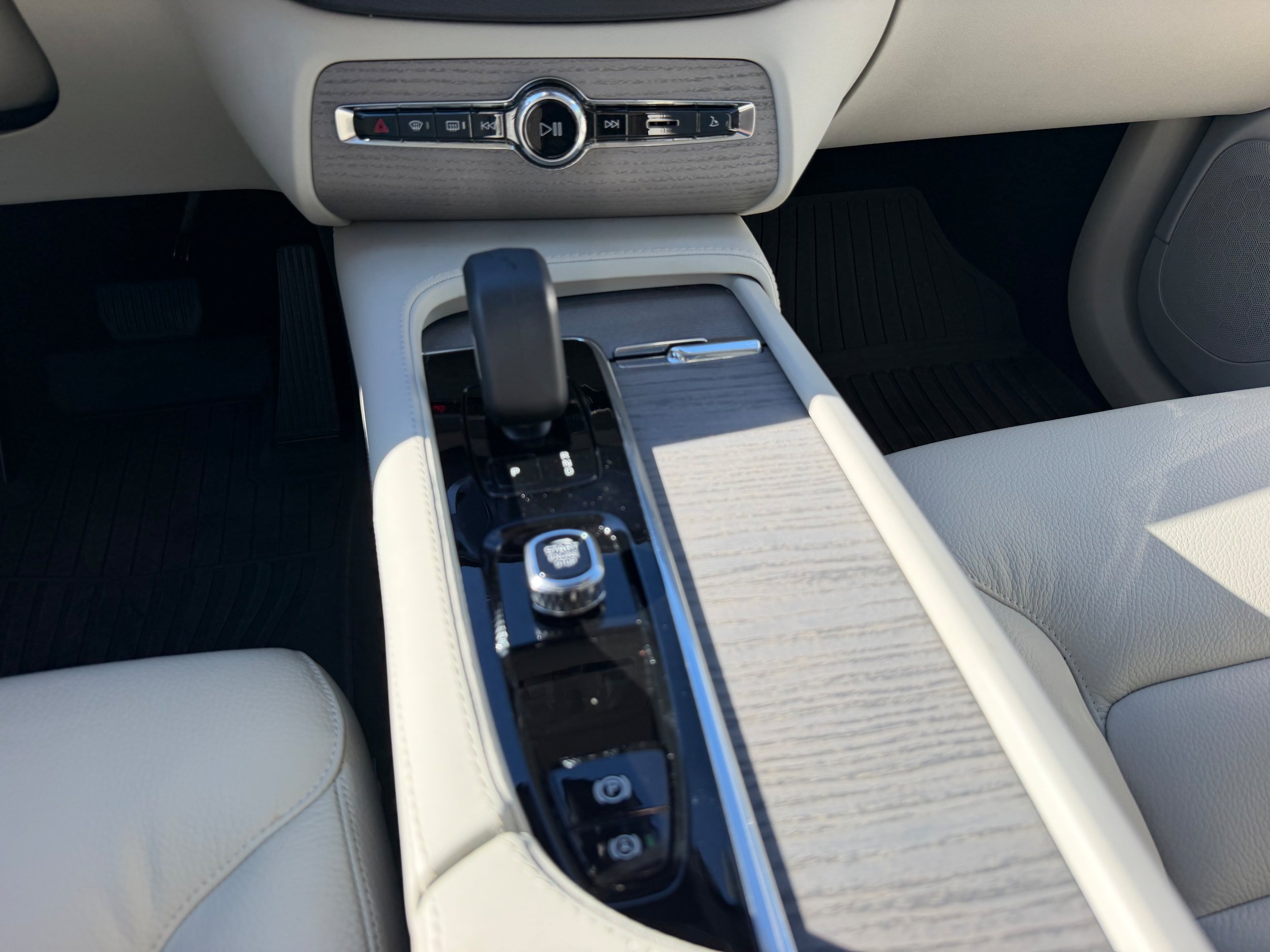 Certified 2024 Volvo XC90 T8 Plus w/ Protection Package Premier AWD/4WD image 16