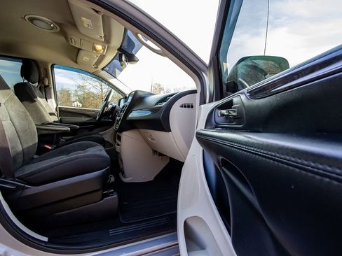 Used 2019 Dodge Grand Caravan SE image 18