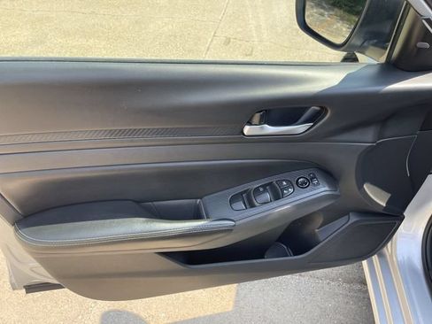 Used 2024 Nissan Altima 2.5 SV FWD image 10