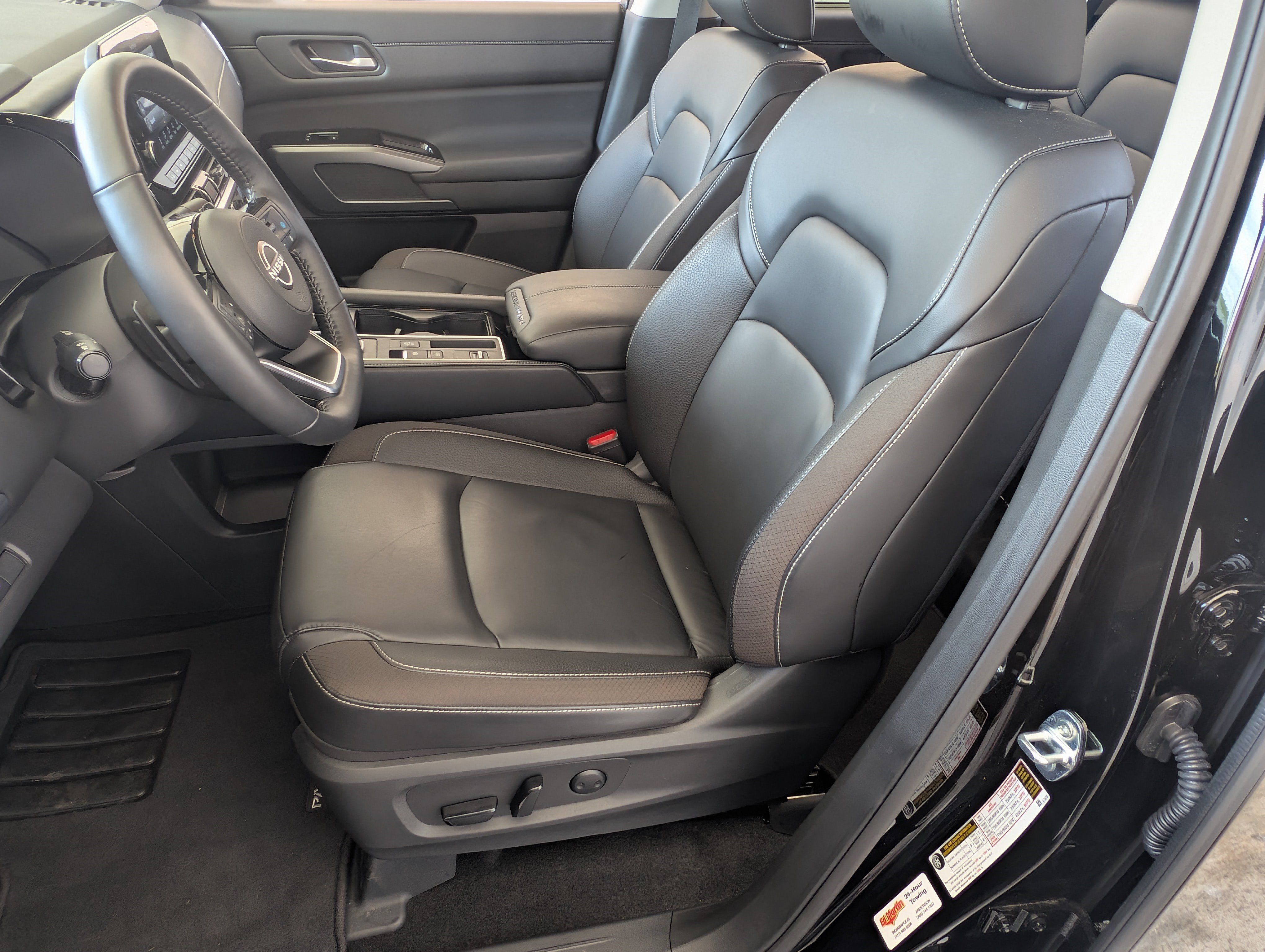 Used 2025 Nissan Pathfinder SL FWD image 16