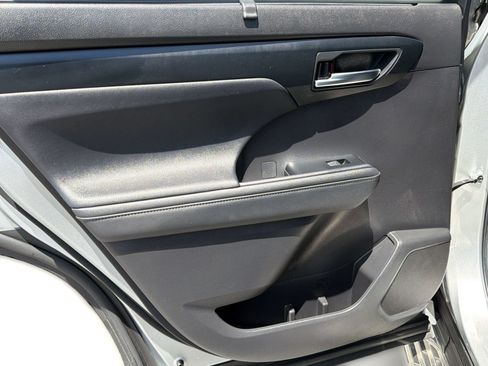 Used 2023 Toyota Highlander XLE FWD image 31