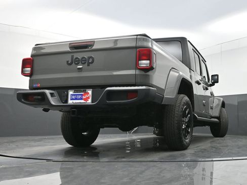 Used 2022 Jeep Gladiator Sport AWD/4WD image 29