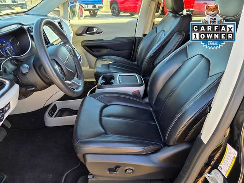 Used 2023 Chrysler Pacifica Touring-L FWD image 15