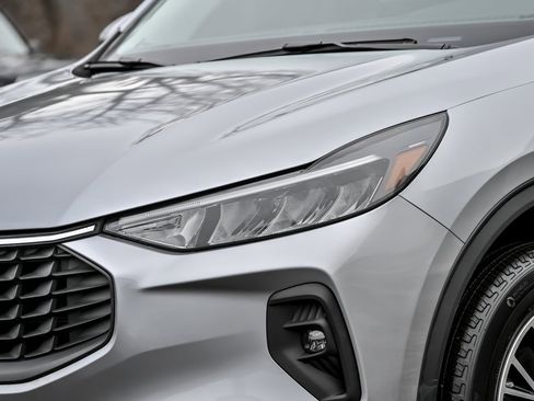 Used 2024 Ford Escape SE image 3