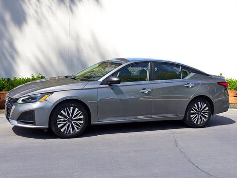 Used 2024 Nissan Altima 2.5 SV image 9