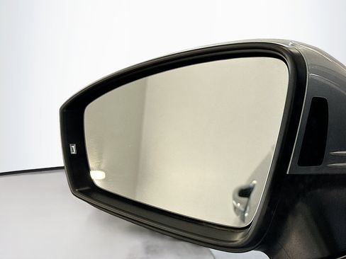 Used 2023 Volkswagen Tiguan SE image 16