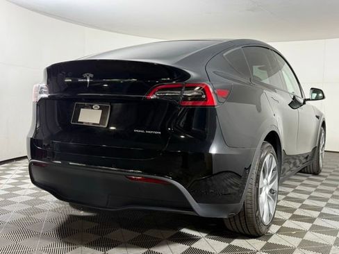 Used 2022 Tesla Model Y Long Range image 7