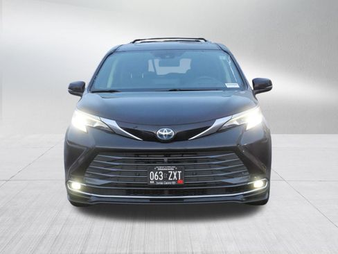 Certified 2023 Toyota Sienna Platinum image 2