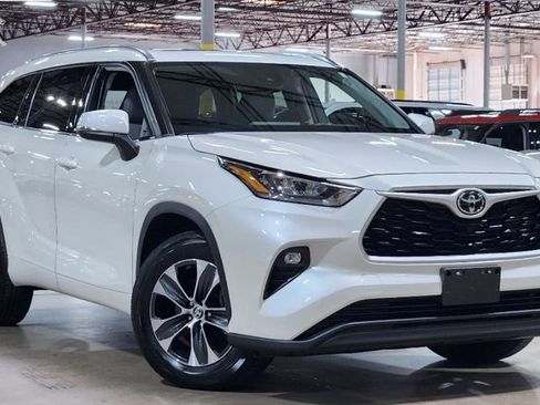 Used 2024 Toyota Highlander XLE AWD/4WD image 1