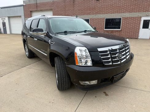 Used 2011 Cadillac Escalade ESV Premium image 3