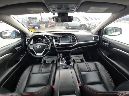 Used 2019 Toyota Highlander SE image 25