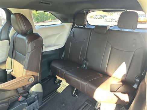 Used 2023 Toyota Sienna Platinum image 31