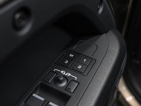 Certified 2025 Land Rover Defender 110 image 29