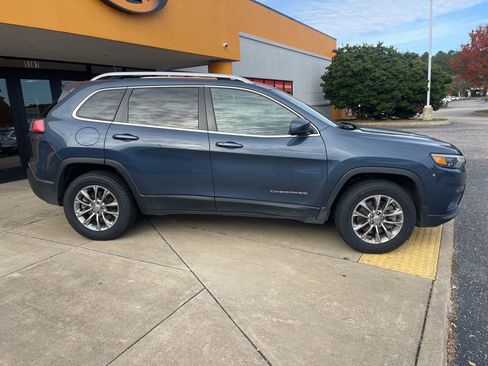 Used 2021 Jeep Cherokee Latitude Plus image 2