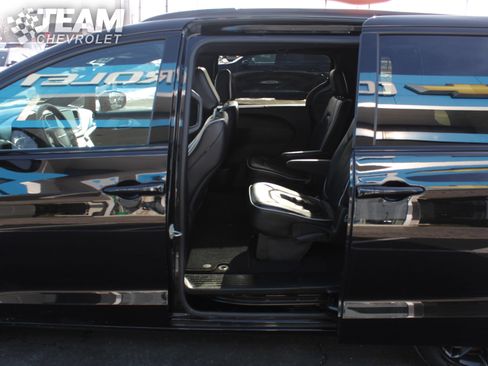 Used 2025 Chrysler Pacifica Limited image 21