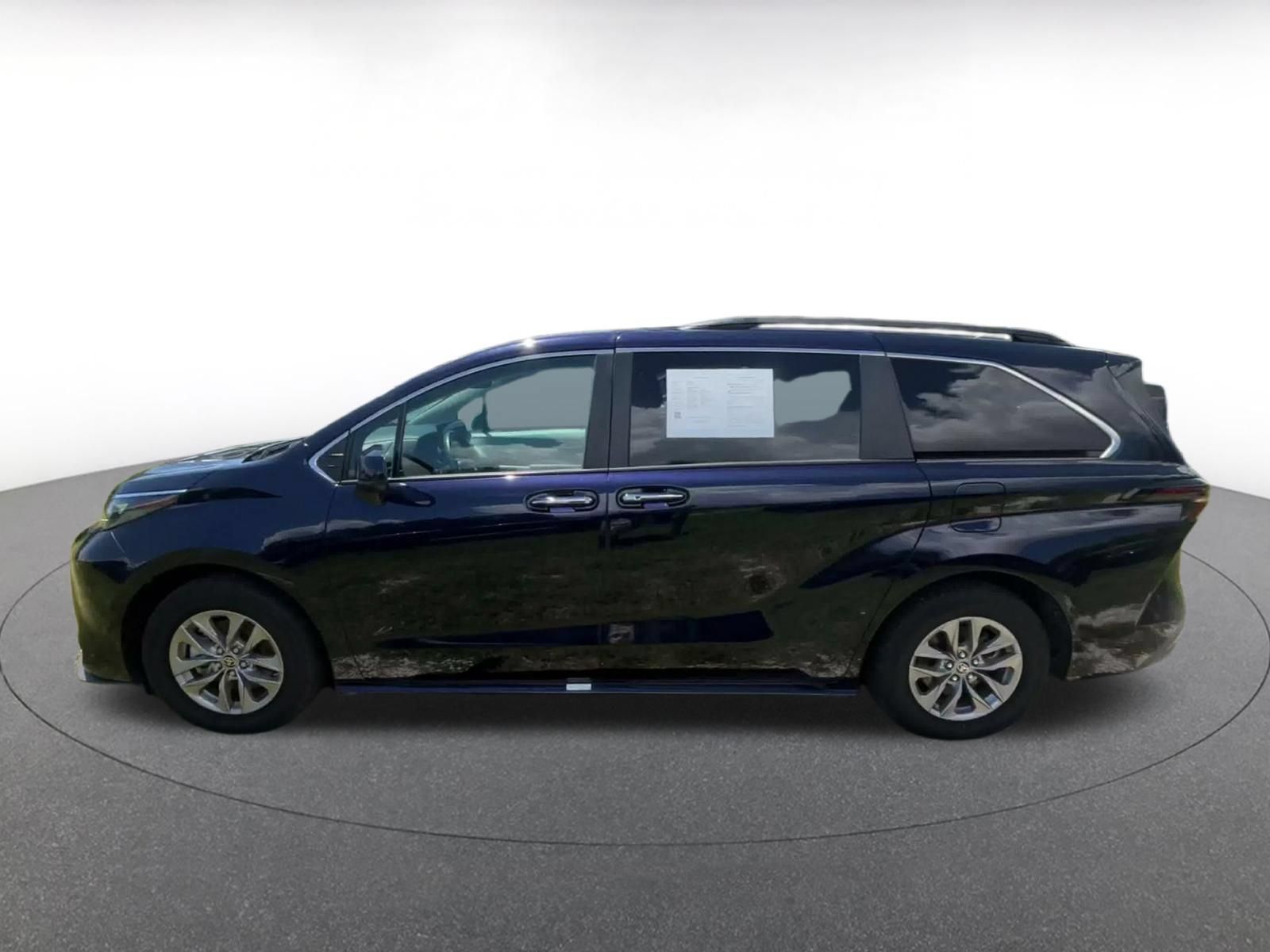 Used 2025 Toyota Sienna XLE FWD image 8