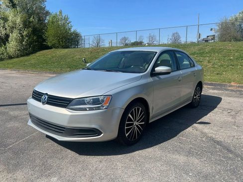 Used 2011 Volkswagen Jetta SE FWD image 1