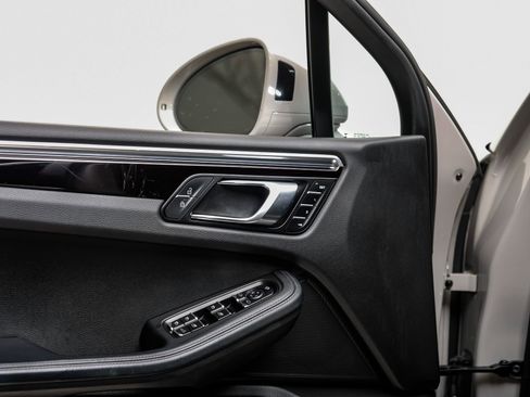 Used 2023 Porsche Macan AWD/4WD image 55