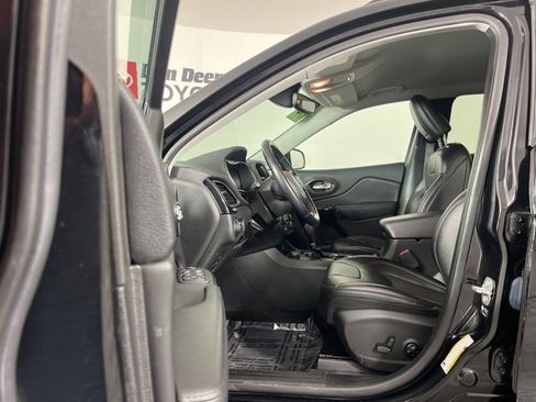 Used 2021 Jeep Cherokee Latitude Plus image 3