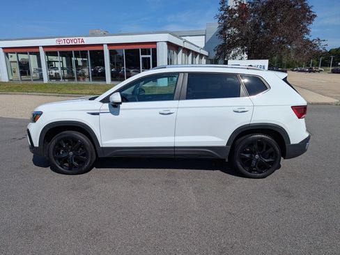Used 2023 Volkswagen Taos SE w/ Panoramic Sunroof Package FWD image 2