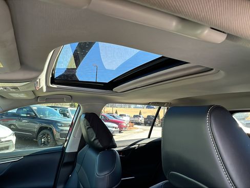 Used 2022 Toyota RAV4 Limited image 18